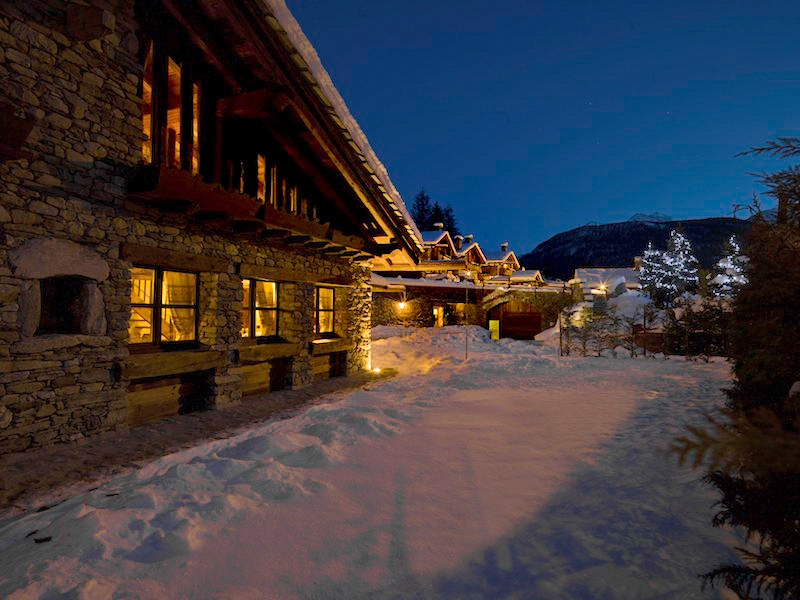 Au Coeur des Neiges – Luxury Chalet Resort riapre la piscina in esclusiva