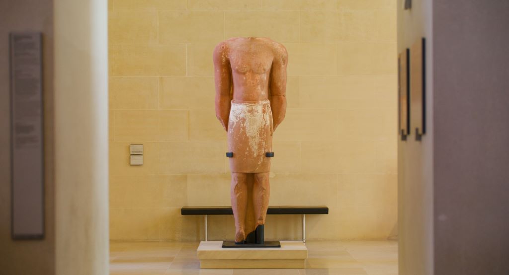Un’antica statua monumentale lihyanita giunge al Museo del Louvre da AlUla