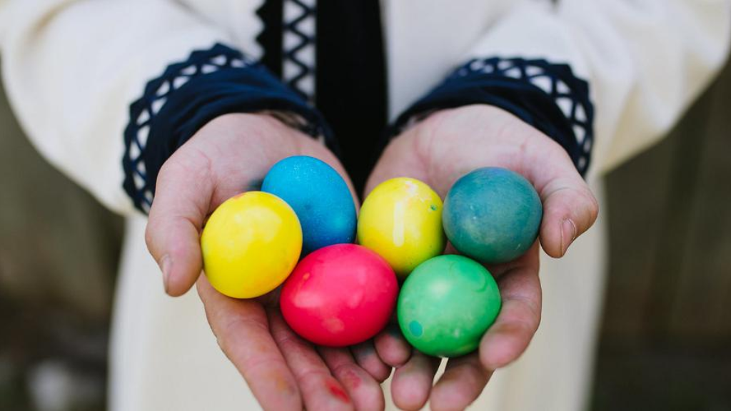 Pasqua in Estonia tra colori e tradizioni popolari. Altalene in legno, battaglie di uova e veglie notturne: scopri le tradizionali usanze estoni