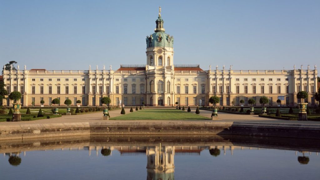 Foto-Inventarnr: F0019835; Fotograf: Bach, Hans; Topographische Informationen:  > Berlin > Schlossgarten Charlottenburg > Ehrenhof/Schlossplatz > Schloss Charlottenburg GG > Schloss Charlottenburg; Aufnahmedatum: 2009