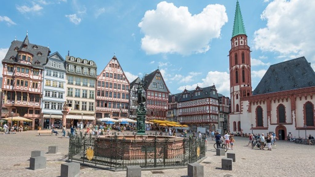 Roemerberg-Ostzeile-Alte-Nikolaikirche_Copyright-visitfrankfurt_Holger-Ullmann