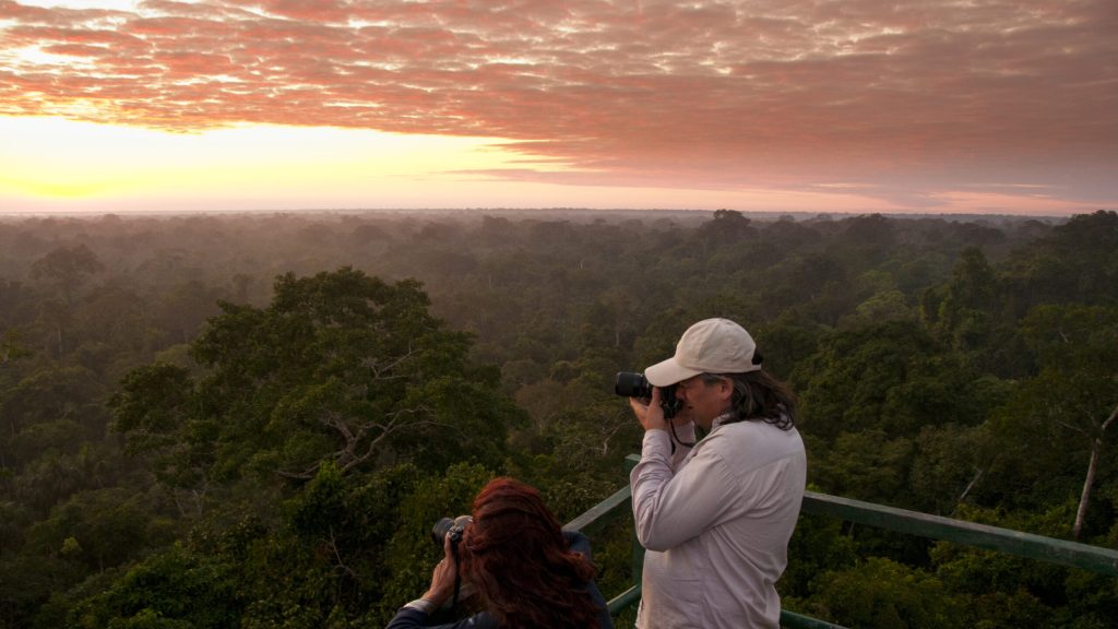 Turista en torre de observación en la Reserva Nacional Tambopata.